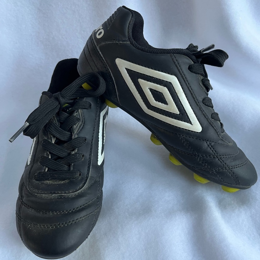 Umbro black, white, green soccer cleats Youth Size 13
